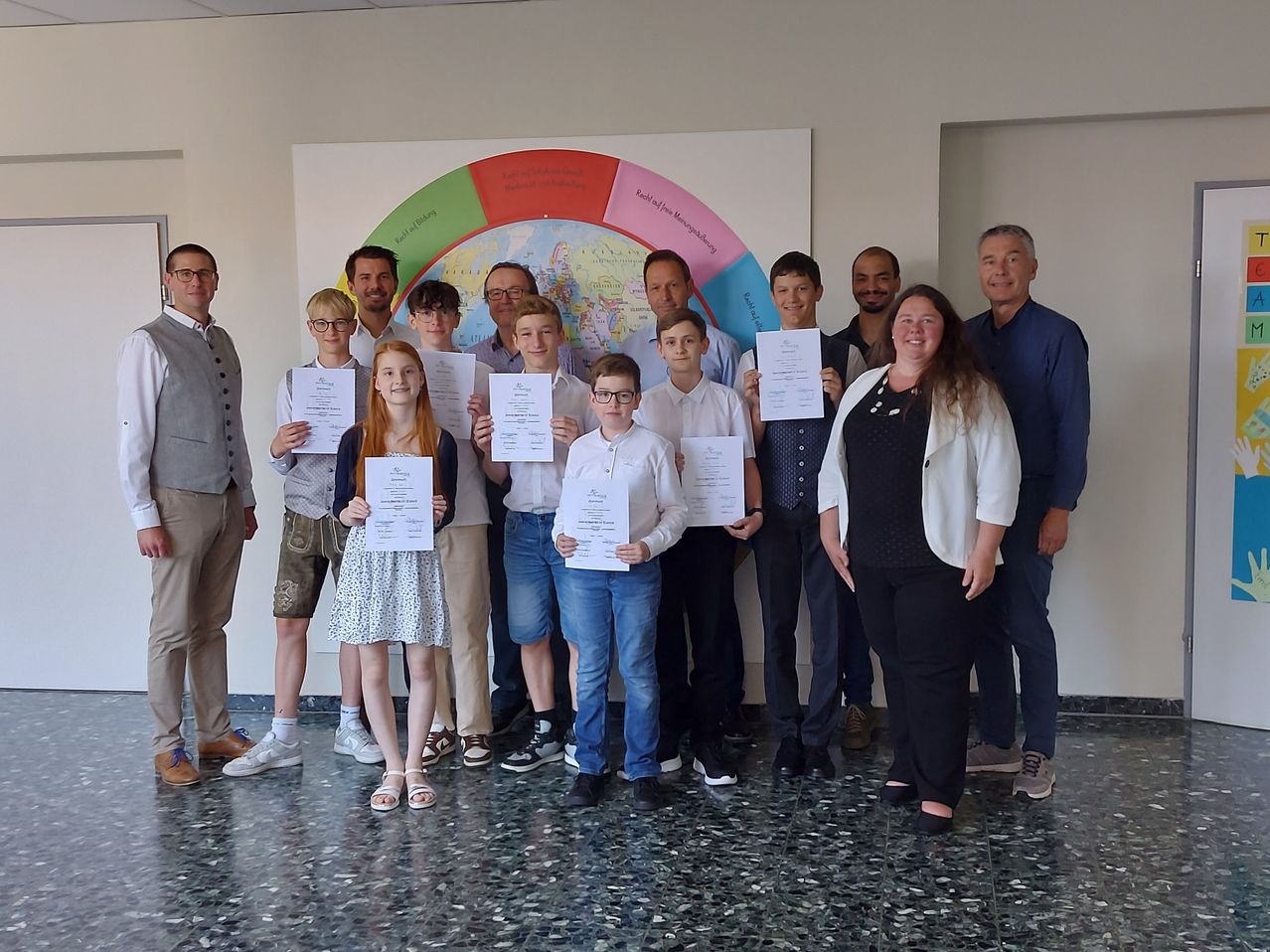 Bild enthält, Groupshot, Person, Pants, Adult, Male, Man, Female, Woman, Boy, Teen