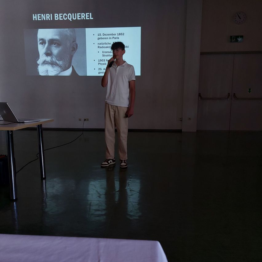 Bild enthält, People, Person, Floor, Flooring, Projection Screen, Boy, Male, Teen, Crowd, Seminar