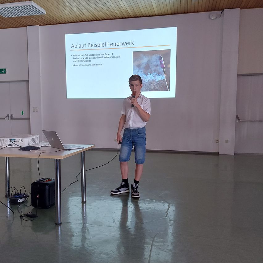 Bild enthält, People, Person, Table, Desk, Crowd, Floor, Boy, Male, Teen, Shoe