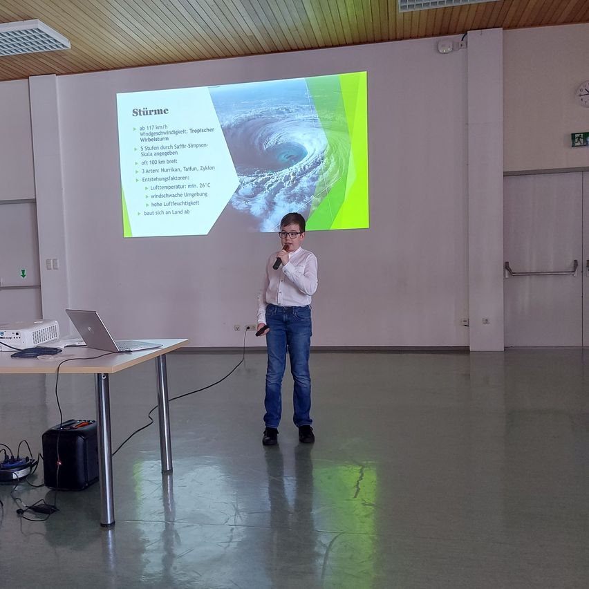 Bild enthält, People, Person, Floor, Flooring, Crowd, Table, Jeans, Desk, Adult, Man