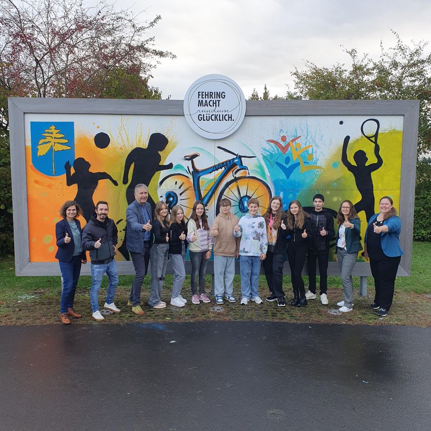 Bild enthält, Clothing, Pants, Person, Footwear, Shoe, Coat, Jeans, Groupshot, Glasses, People