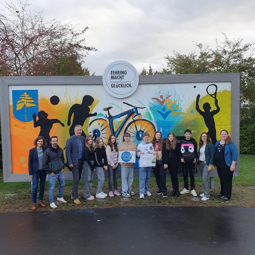 Bild enthält, Person, Shoe, Coat, Groupshot, Pants, Adult, Female, Woman, Face, Jeans