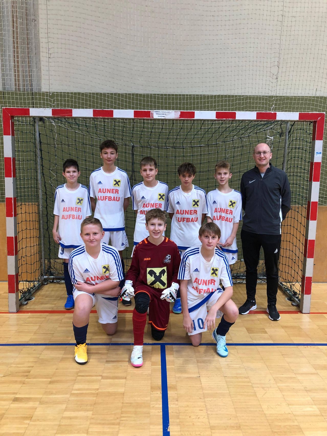 Bild enthält, People, Person, T-Shirt, Floor, Flooring, Shorts, Soccer Ball, Team, Adult, Man