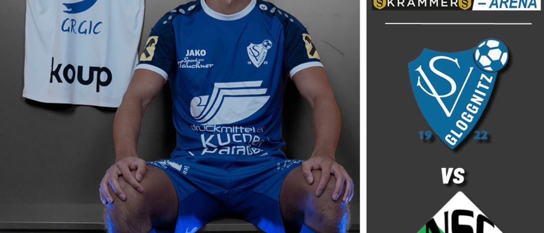 Ein Fußballspieler sitzt in einer Umkleidekabine und trägt ein blaues Trikot mit der Nummer 3. Ein weißes Trikot mit der Nummer 3 hängt an der Wand hinter ihm. Das Datum und die Uhrzeit eines Spiels werden angezeigt.
