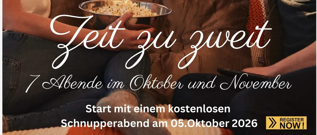Eine Werbung für ein Candle-Light-Dinner-Event mit einem Paar auf einer Couch, eine Schüssel Popcorn vor ihnen. Der Text ist auf Deutsch und enthält Details zum Zeitplan, Ort und Preis des Events.