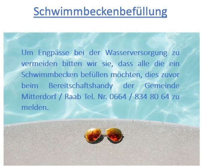 Ein Bild zeigt einen Swimmingpool mit Sonnenbrillen am Rand. Ein blauer Textüberlagerung lautet: 'Schwimmbeckenfüllung. Um Engpässe bei der Wasserversorgung zu vermeiden, bitten wir sie, dass alle die ein Schwimmbecken befüllen möchten, dies zuvor beim Bereitschaftshandy der Gemeinde Mitterdorf/Raab Tel. Nr. 0664/834 80 64 zu melden.' Eine Telefonnummer wird angegeben.