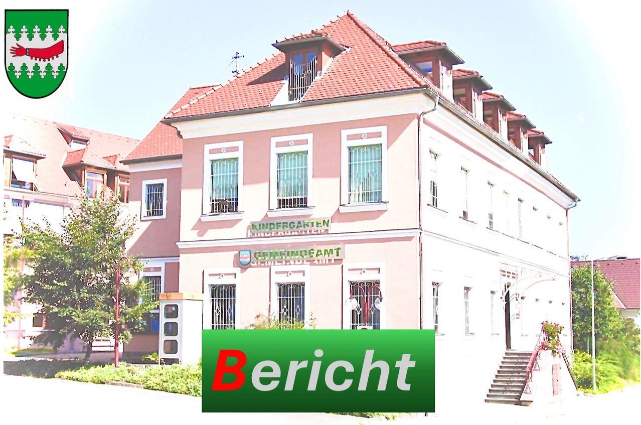 Das Bild zeigt ein rosa Gebäude mit rotem Dach, beschriftet mit 'Kindergarten' und 'Gemeindeamt'. Es hat mehrere Fenster mit Gittern, eine Treppe auf der rechten Seite und ein grünes Schild mit der Aufschrift 'Bericht'.
