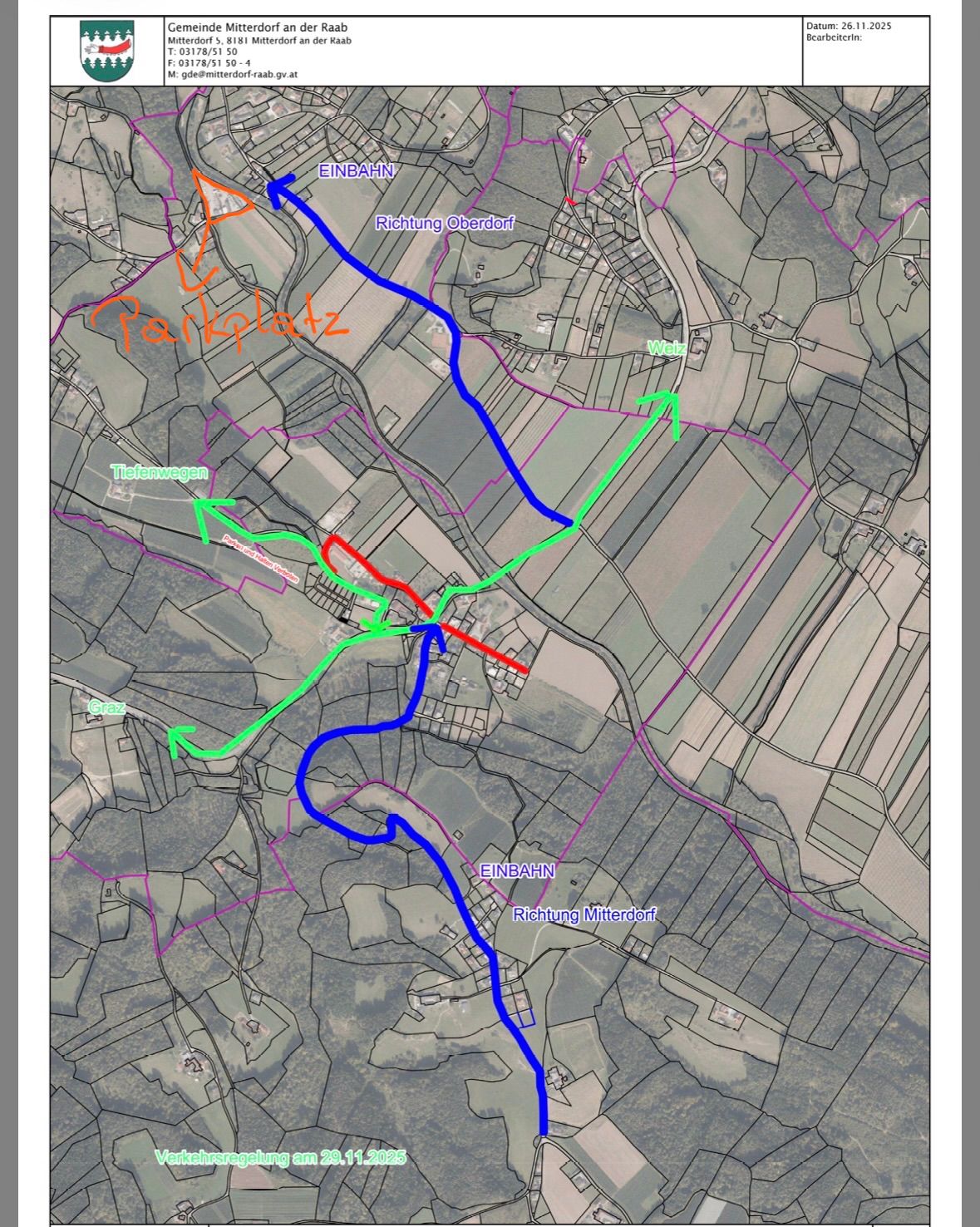 Karte mit verschiedenfarbigen Linien, die Wege anzeigen, einschließlich einer blauen Linie mit der Aufschrift 'Einbahn', einer grünen Linie mit der Aufschrift 'Tefewnwegen' und einer roten Linie mit der Aufschrift 'Richtung Mitterdort'. Die Karte zeigt auch einen Parkplatz und eine Richtung nach 'Oberdorf'.