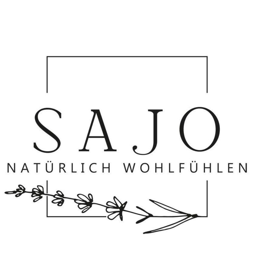 Das Logo für Sajo, eine Marke, die natürliches Wohlbefinden betont, zeigt ein stilisiertes Blattdesign mit 'SAJO' in fetten Buchstaben oben und 'NATURLICH WOHLFÜHLEN' in kleineren Buchstaben darunter.