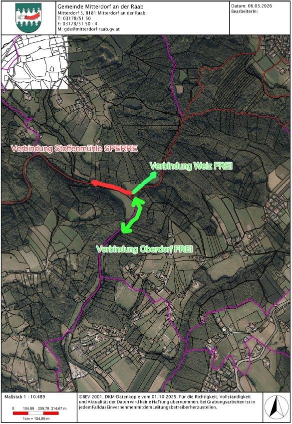 Die Karte zeigt ein ländliches Gebiet mit markierten Wegen. Drei Wege sind beschriftet: 'Verbindung Stoffenmühle SPERRRE', 'Verbindung Weiz FREI' und 'Verbindung Oberdorf FREI'. Die Karte enthält auch einen Maßstab und ein Datum vom 01.10.2025.