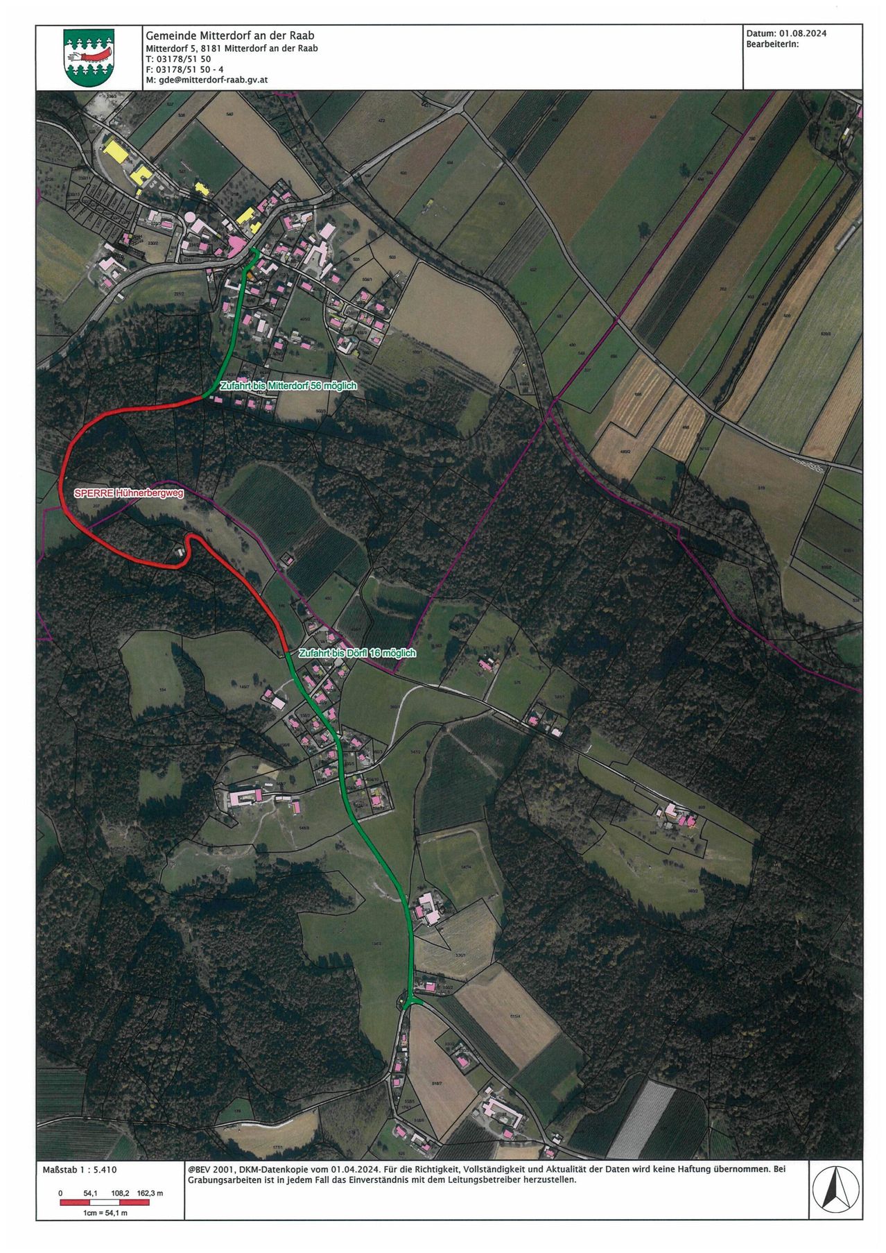 Ein Luftbild zeigt eine Landschaft mit in verschiedenen Farben markierten Straßen. Rote und grüne Linien zeigen mögliche Routen. Gebäude sind in der Gegend verstreut.