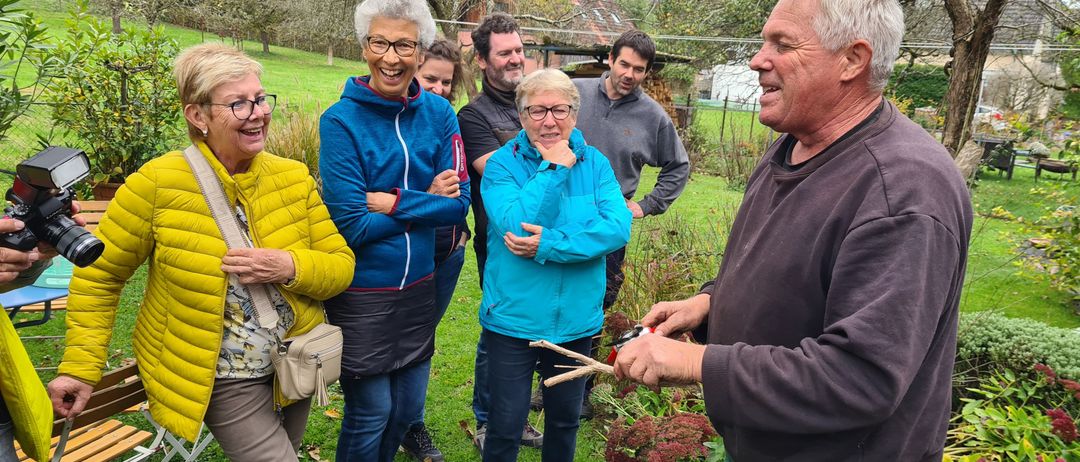 Bild enthält, Garden, Nature, Outdoors, Adult, Male, Man, Person, Gardening, Pants, Jacket