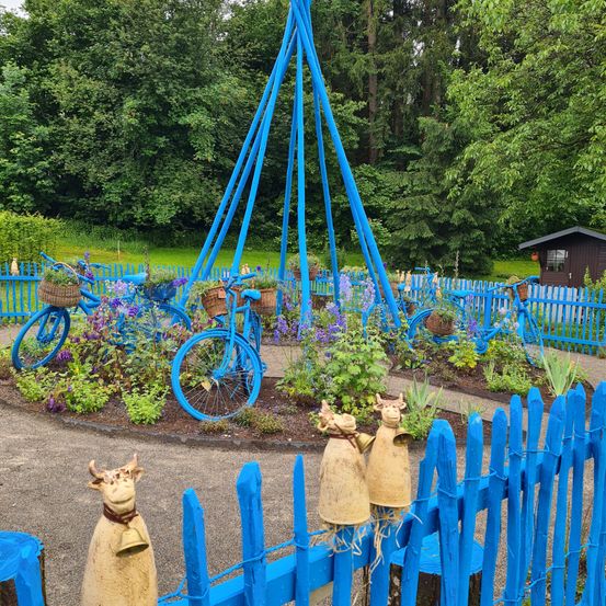 Bild enthält, Nature, Outdoors, Yard, Machine, Wheel, Garden, Fence, Bicycle, Picket Fence, Person