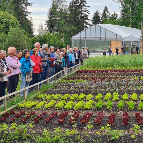 Bild enthält, Garden, Nature, Outdoors, Gardening, Person, Gardener, Clothing, Coat, Jacket, Greenhouse