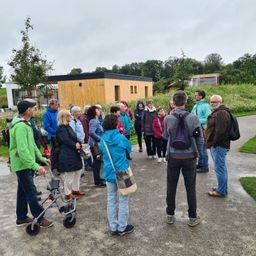 Bild enthält, Person, Walking, Pants, Jeans, Boy, Male, Teen, Adult, Man, Shoe