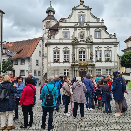 Bild enthält, Person, Adult, Female, Woman, Building, Jeans, Path, City, Coat, Shoe