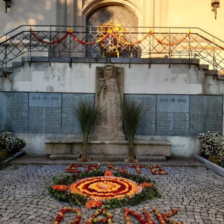 Bild enthält, Floor, Path, Adult, Bride, Female, Person, Woman, Plant, Festival, Cobblestone