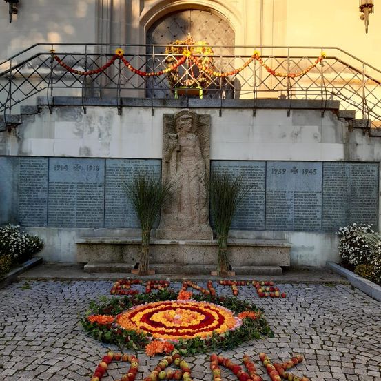 Bild enthält, Floor, Path, Adult, Bride, Female, Person, Woman, Plant, Festival, Cobblestone