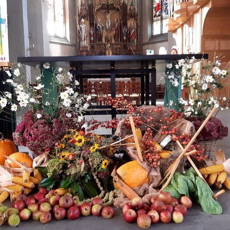 Bild enthält, Flower, Flower Arrangement, Plant, Festival, Christmas, Christmas Decorations, Flower Bouquet, Person