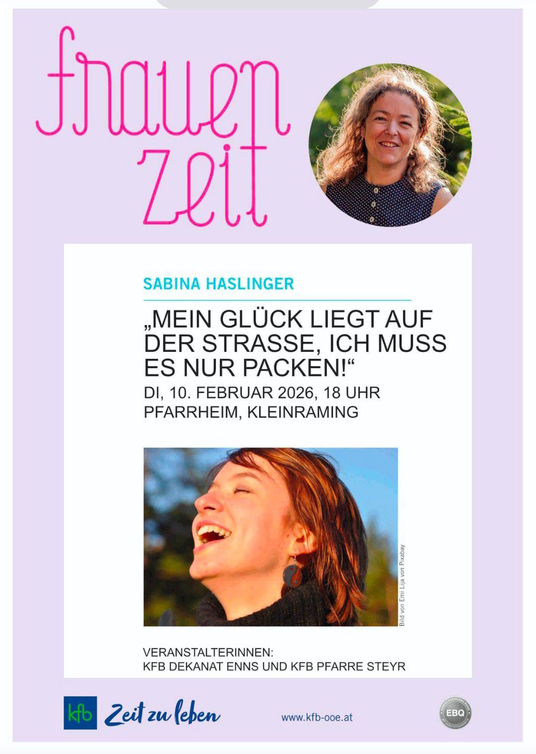 Ein Plakat für eine Veranstaltung mit Sabina Haslinger zeigt eine lächelnde Frau. Es steht geschrieben: 'Mein Glück liegt auf der Straße, ich muss es nur packen!' mit Datum und Ort: 10. Februar 2026, 18 Uhr in Pfarheim, Kleinraming.