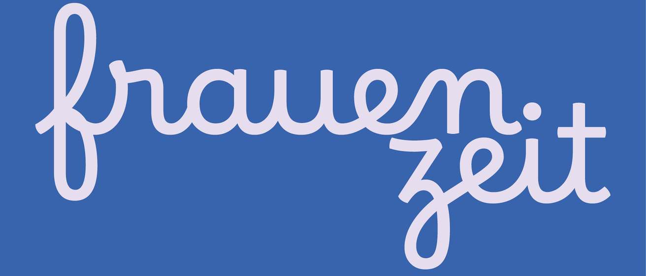 Das Bild zeigt das Wort 'frauen.zeit' in weißer kursiver Schrift auf blauem Hintergrund. Das Wort 'frauen' ist größer und stilisierter, während 'zeit' kleiner und gerade ist.