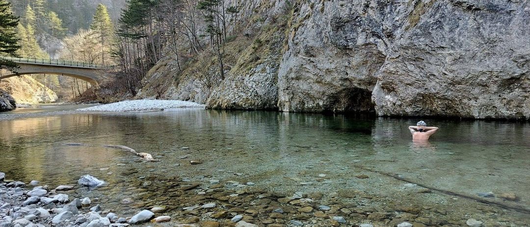 Bild enthält, Nature, Outdoors, Rock, Wilderness, Vegetation, Tree, Landscape, Creek, Water, Cove