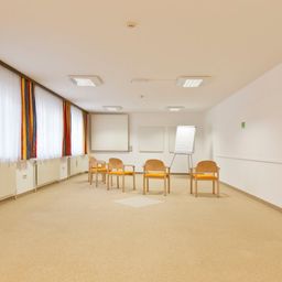 Bild enthält, Indoors, Floor, Chair, Furniture, Flooring