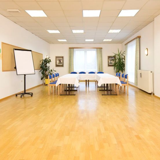 Bild enthält, Indoors, Interior Design, Floor, Flooring, Wood, Chair, Furniture, Office