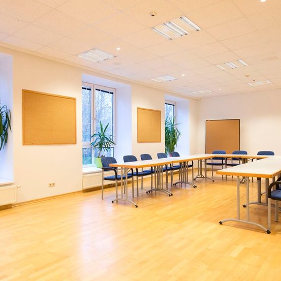 Bild enthält, Indoors, Interior Design, Chair, Furniture, Office, Meeting Room, Room, Classroom, White Board, Plant