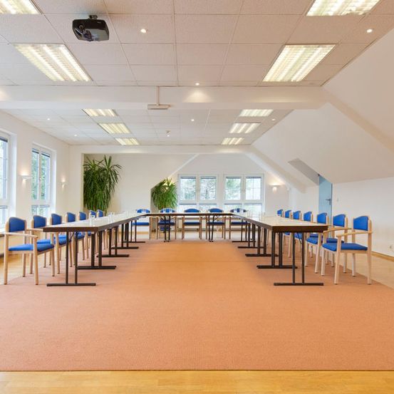 Bild enthält, Floor, Indoors, Flooring, Interior Design, Chair, Furniture, Meeting Room, Office, Room