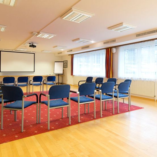 Bild enthält, Indoors, Chair, Furniture, Plant, Interior Design, Meeting Room, Office, Room