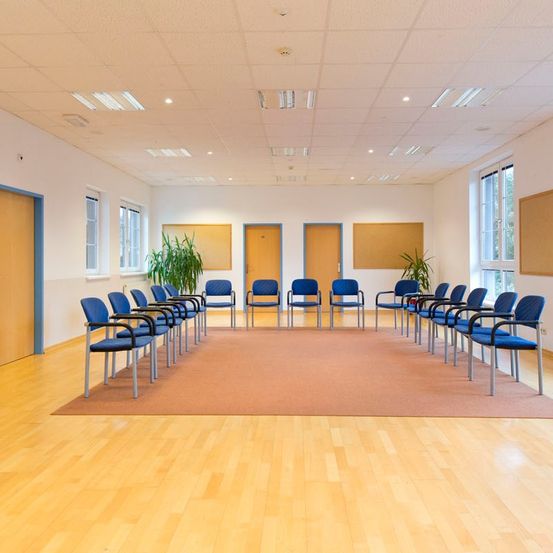 Bild enthält, Indoors, Floor, Interior Design, Room, Waiting Room, Flooring, Chair, Furniture, Classroom, School