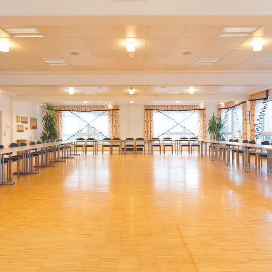 Bild enthält, Floor, Flooring, Indoors, Interior Design, Wood, Chair, Furniture, Architecture, Building, Cafeteria