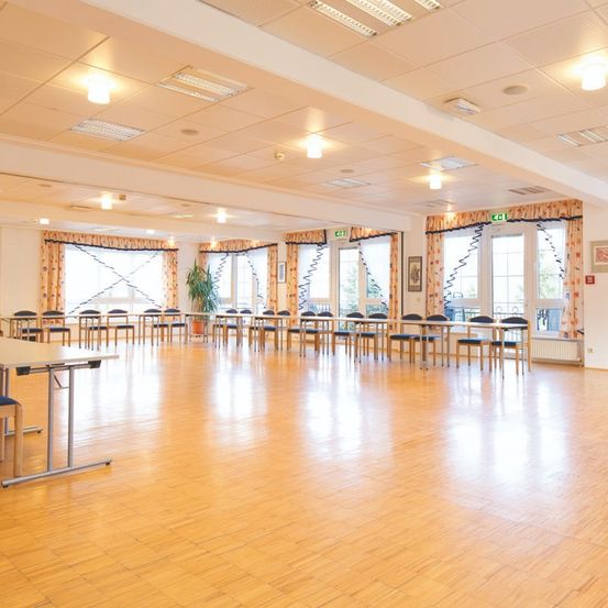 Bild enthält, Indoors, Interior Design, Ballroom, Wood, Cafeteria, Floor, Flooring, Chair, Plant, Hardwood