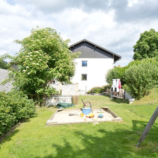 Bild enthält, Grass, Backyard, Nature, Outdoors, Cottage, House, Housing, Lawn, Villa, Play Area