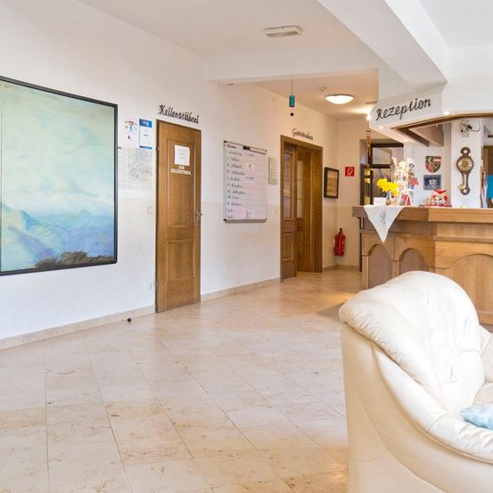 Bild enthält, Floor, Flooring, Indoors, Interior Design, Foyer, Furniture, Living Room, Room, Painting, Table