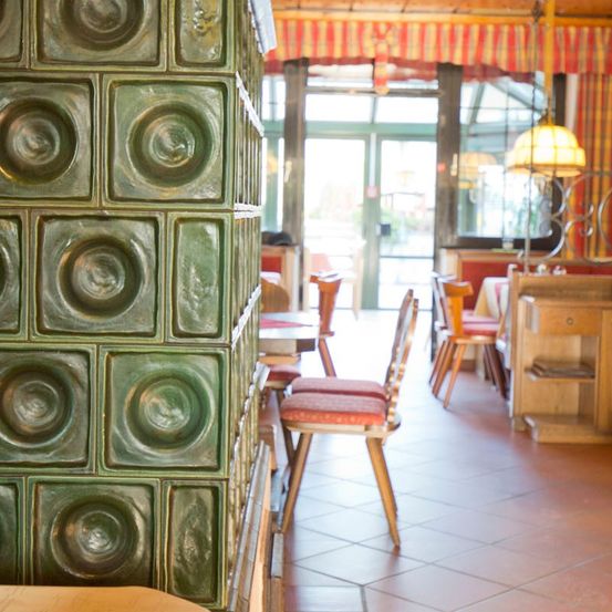 Bild enthält, Indoors, Restaurant, Dining Table, Dining Room, Interior Design, Cafe, Cafeteria, Floor, Flooring, Chair