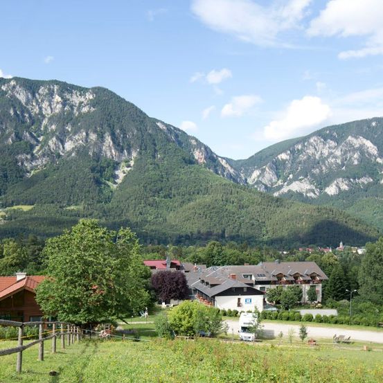 Bild enthält, Nature, Outdoors, Scenery, Mountain, Mountain Range, Peak, Countryside, Landscape, Rural, Building