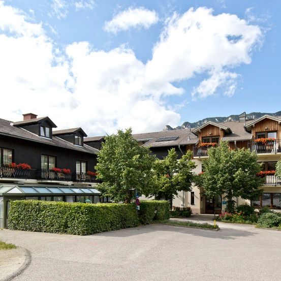 Bild enthält, Architecture, Building, Hotel, Resort, Neighborhood, Suburb, Person, Outdoors, Housing, Nature