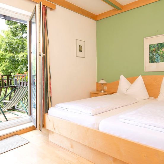 Bild enthält, Architecture, Balcony, Building, Indoors, Interior Design, Bed, Furniture