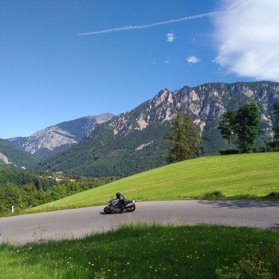 Bild enthält, Slope, Grass, Road, Outdoors, Nature, Scenery, Person, Field, Wheel, Motorcycle