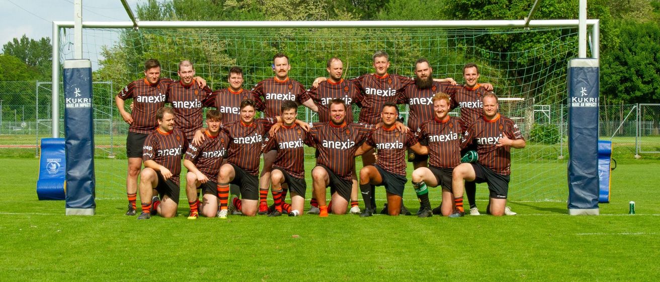 Bild enthält, People, Person, Team, Grass, Adult, Male, Man, Field, Shoe, Groupshot