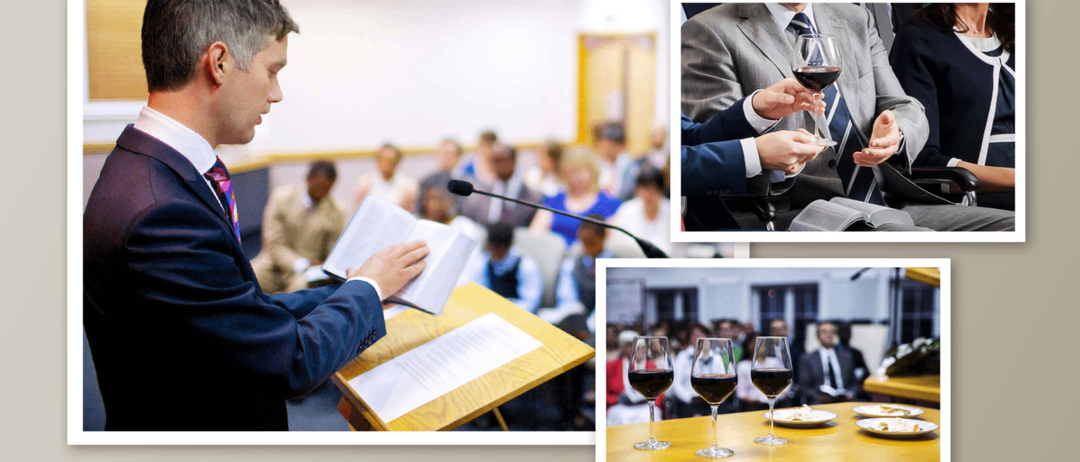 Ein Mann liest von einem Buch an einem Rednerpult, während eine Menge zuschaut. Ein anderer Mann hält ein Weinglas. Weingläser stehen auf einem Tisch mit Essen.