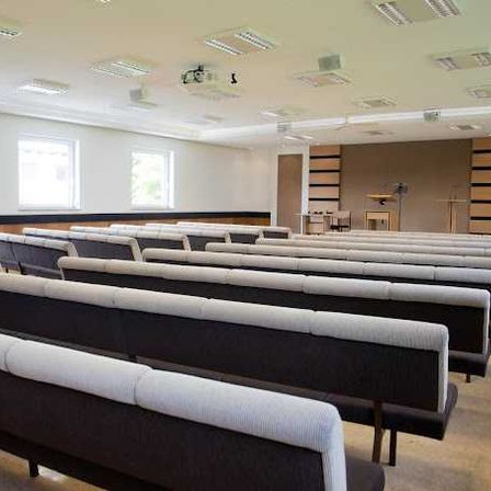 Bild enthält, People, Indoors, Classroom, School, Crowd, Audience, Lecture, Hall, Lecture Hall, Furniture