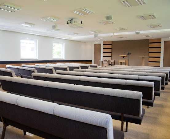 Bild enthält, People, Indoors, Classroom, School, Crowd, Audience, Lecture, Hall, Lecture Hall, Furniture