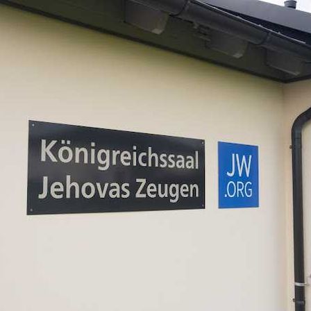 Bild enthält, Building, House, Housing, Roof, Sign, Symbol, Business Card, Text