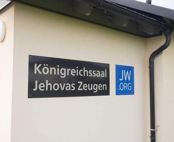 Bild enthält, Building, House, Housing, Roof, Sign, Symbol, Business Card, Text