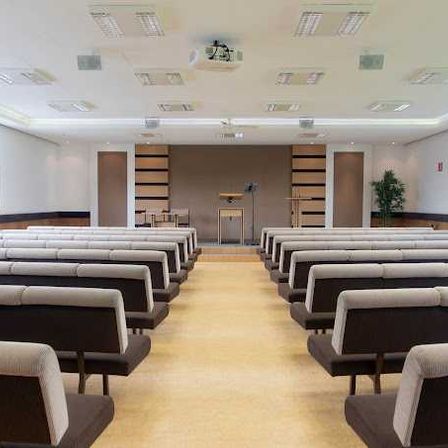 Bild enthält, People, Indoors, Classroom, School, Crowd, Chair, Furniture, Audience, Lecture, Hall