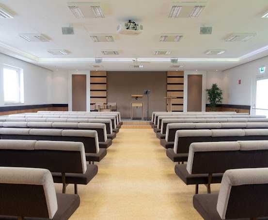 Bild enthält, People, Indoors, Classroom, School, Crowd, Chair, Furniture, Audience, Lecture, Hall