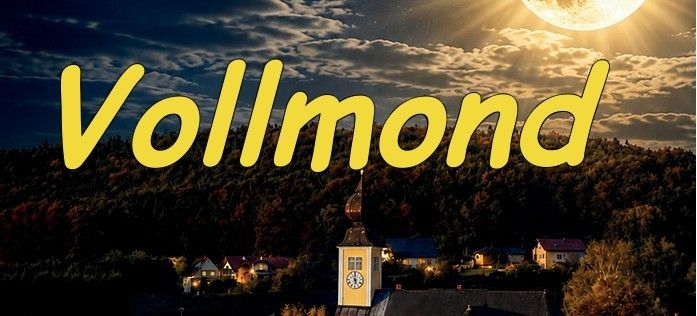 Eine Nachtszene mit einem Vollmond, der ein Dorf mit Häusern und einem Glockenturm beleuchtet. Bäume und Wolken füllen den Hintergrund.